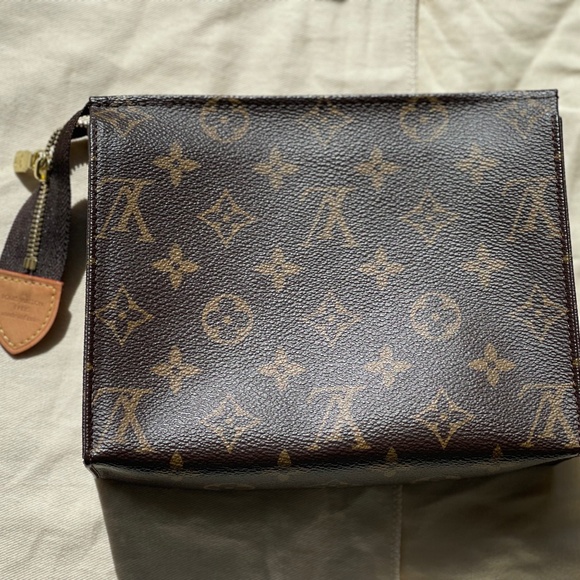 Louis Vuitton Toiletry - Poche Toilette 19 - Picture 2 of 11